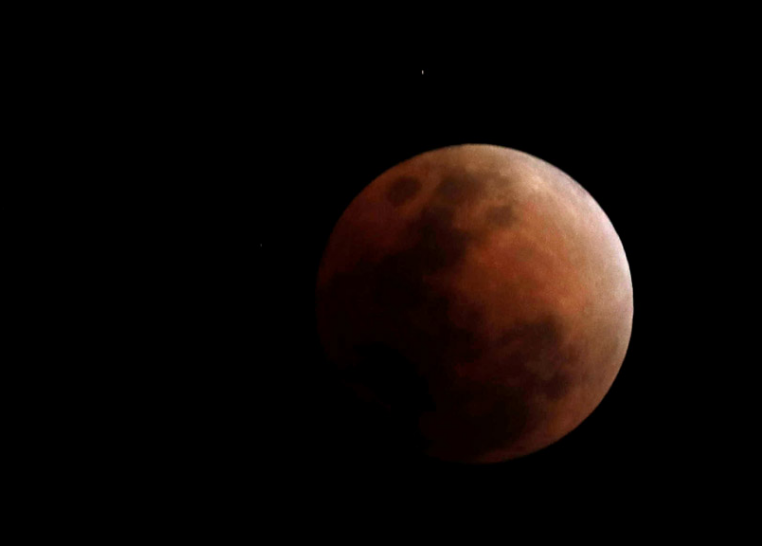 Лунное затмение и противостояние Марса.png